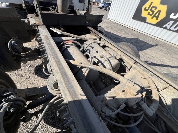 2020-peterbilt-567-image-43