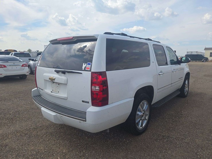 2009-chevrolet-suburban-1500-image-3