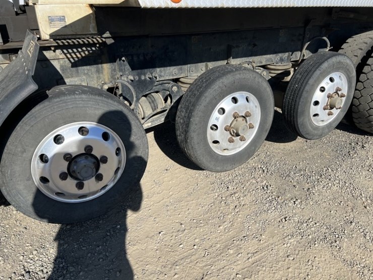 2020-peterbilt-567-image-12