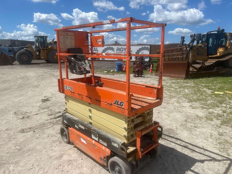 2017-jlg-1932r-image-4