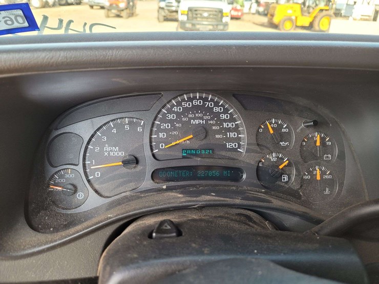2004-chevrolet-suburban-image-20