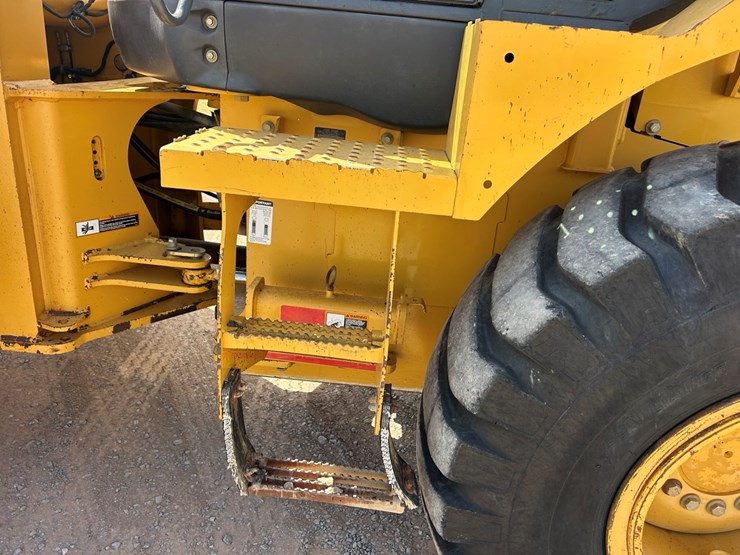 2012-deere-544k-image-19