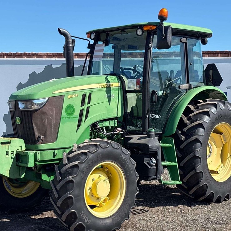 2017 JOHN DEERE 6120E