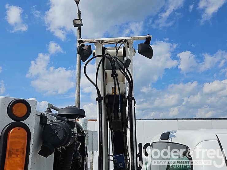 2015-ford-f550-image-21