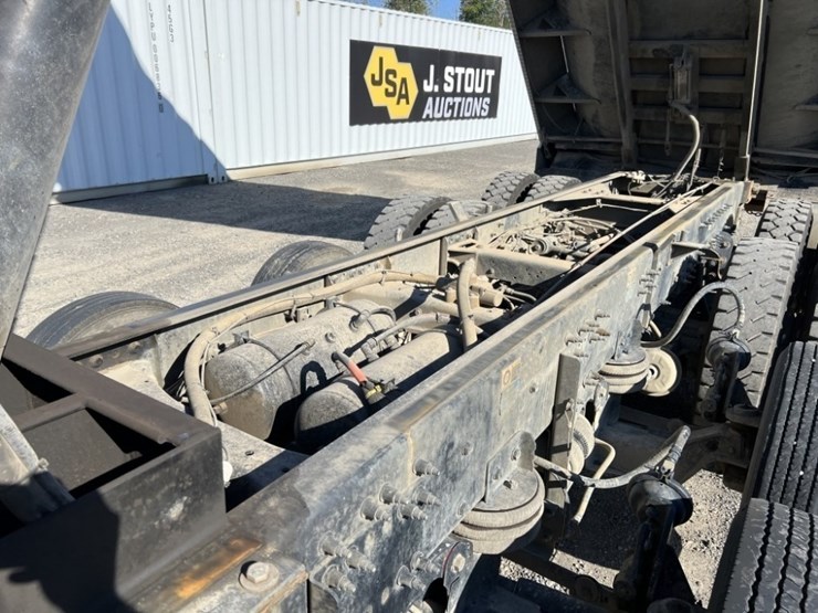 2020-peterbilt-567-image-40
