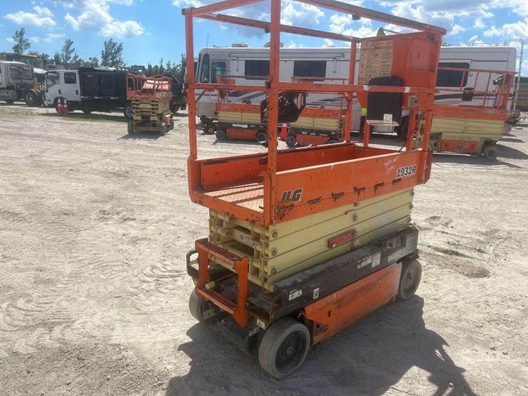 2017-jlg-1932r-image-3