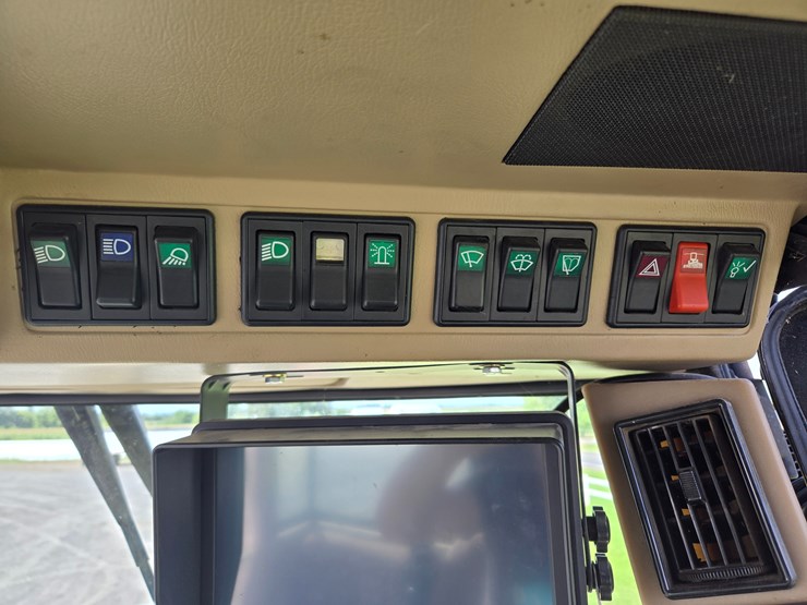 2002-john-deere-6850-image-35