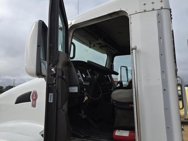 2013-kenworth-t660-image-22