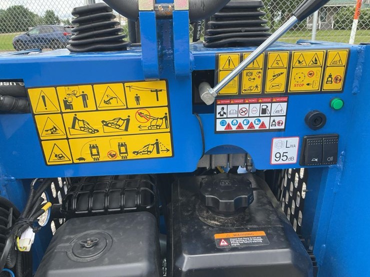 #1040-•-used-4-wheel-mini-skid-loader-image-9