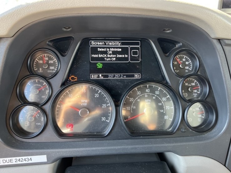 2020-peterbilt-567-image-26
