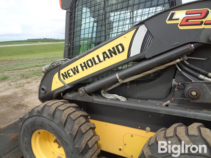 2013-new-holland-l230-image-14