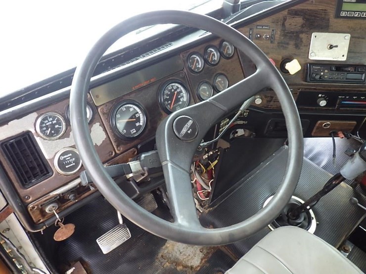 1994-freightliner-fld112-image-26