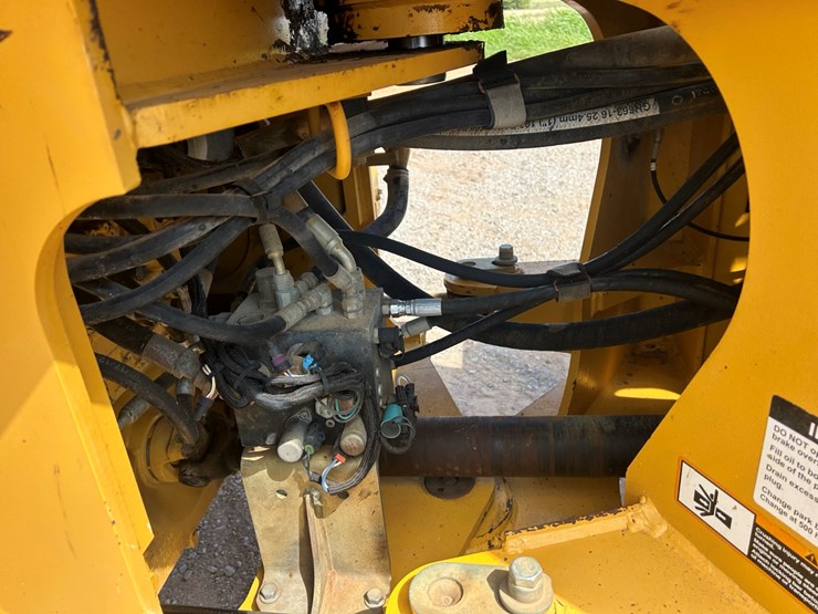 2012-deere-544k-image-8