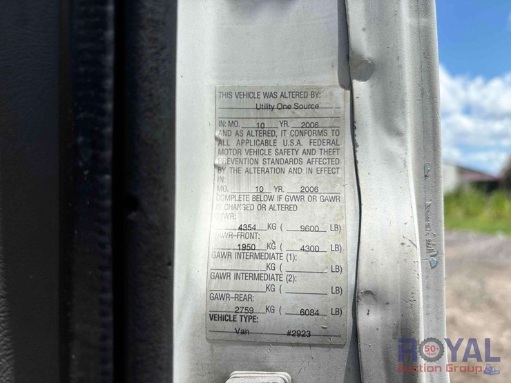 2006-chevrolet-express-3500-image-13