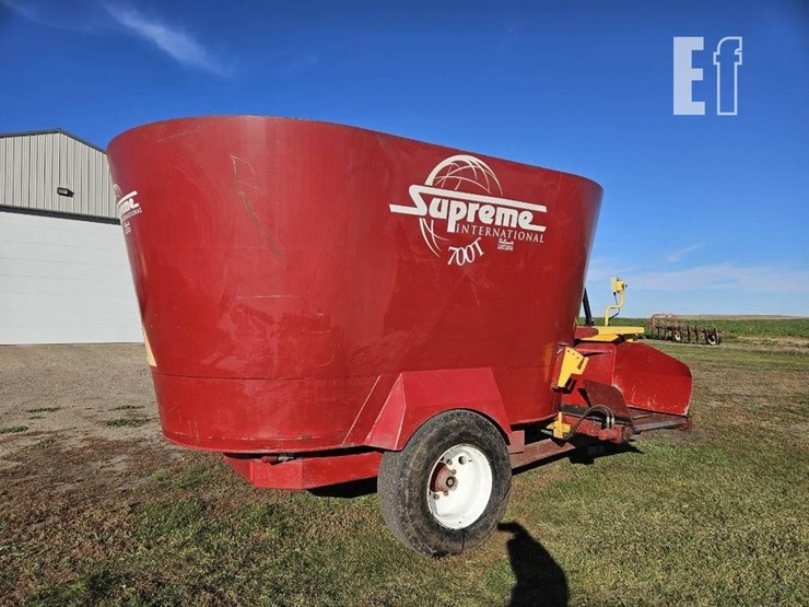 2009-supreme-intl-700t-image-3