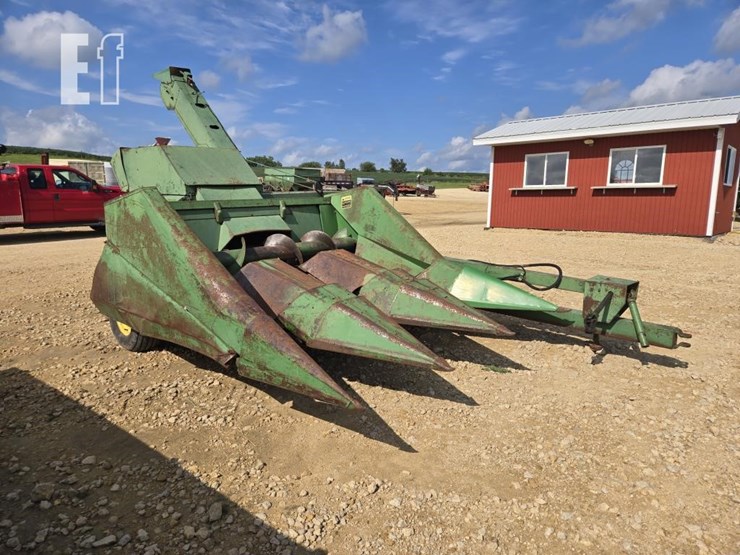 john-deere-300-image-3