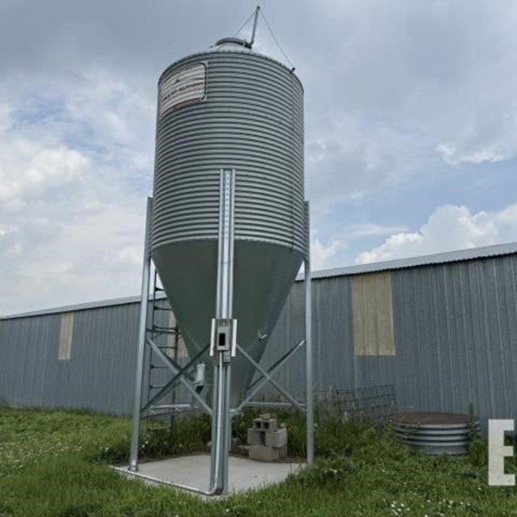 FARMER BOY AG SYSTEM HOPPER BIN (2) 32