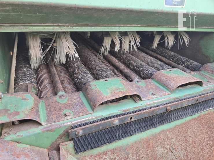 john-deere-300-image-13