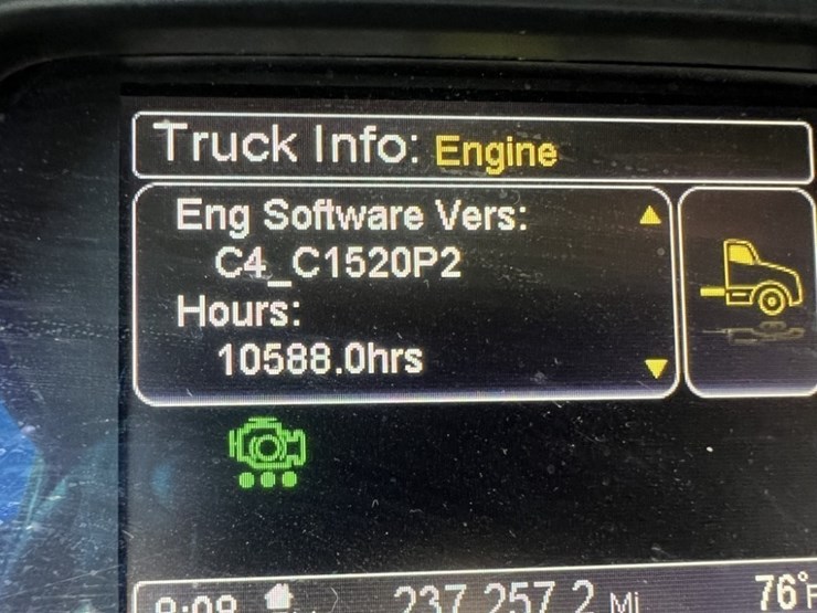 2020-peterbilt-567-image-28