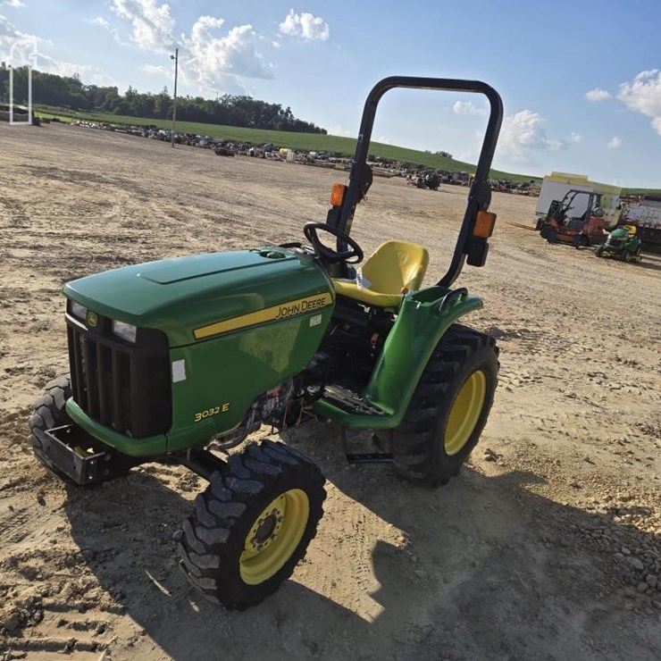 JOHN DEERE 3032E