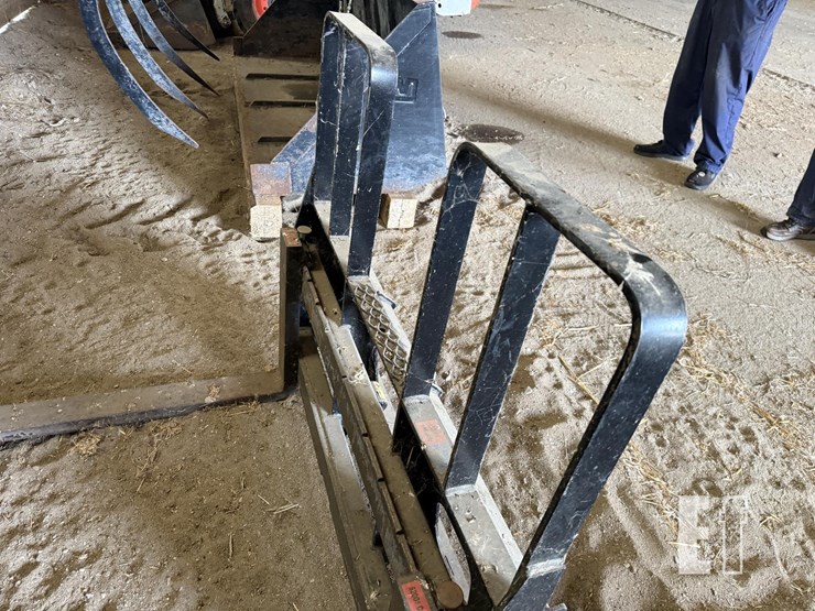 mds-skid-steer-mount-pallet-fork-image-3