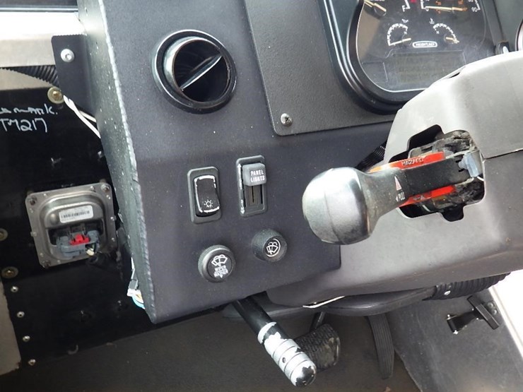 2012-freightliner-mt55-image-21