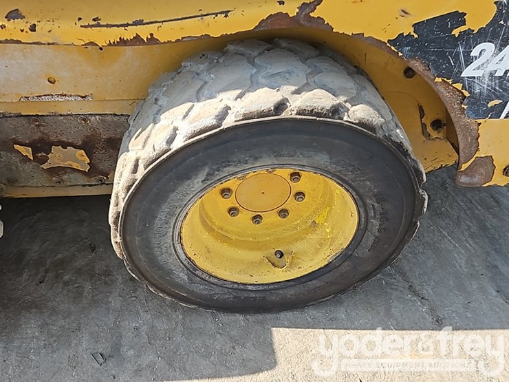 2012-caterpillar-242b3-image-12
