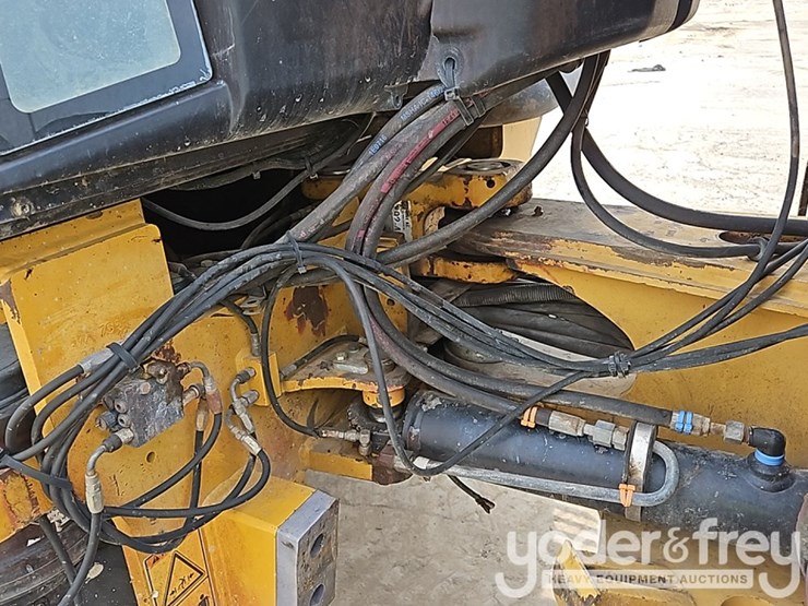 2012-caterpillar-908h-image-23