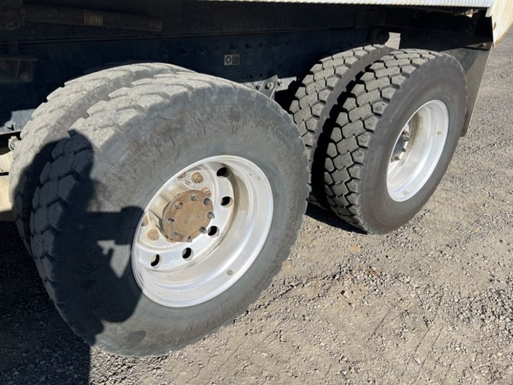 2020-peterbilt-567-image-14
