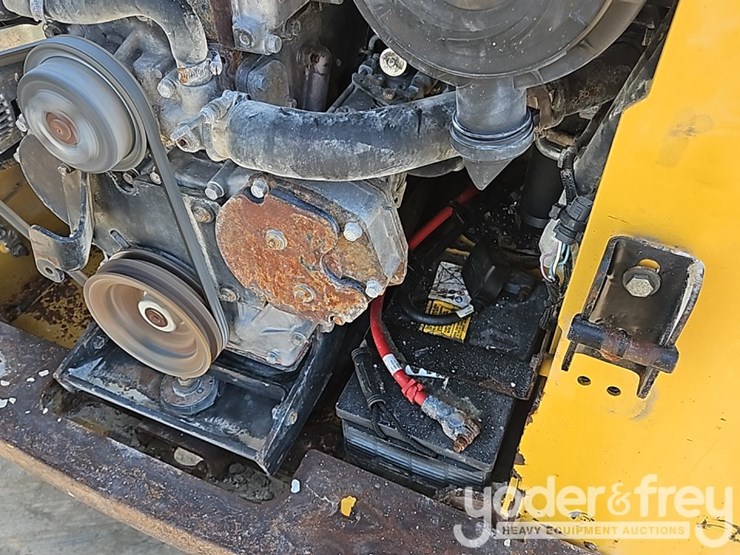 2012-caterpillar-242b3-image-18
