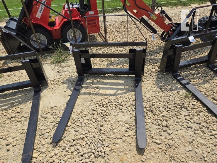 new-mower-king-skid-steer-quick-tach-pallet-forks-image-1