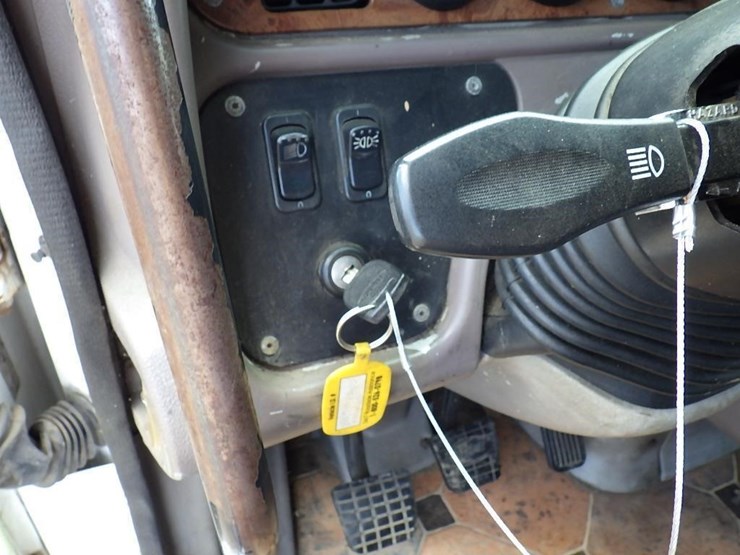 2005-peterbilt-387-image-18