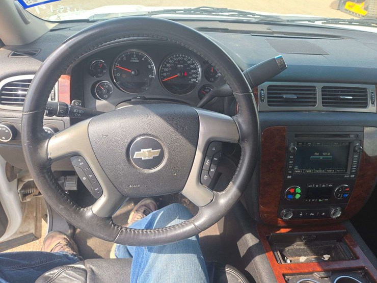 2009-chevrolet-suburban-1500-image-14