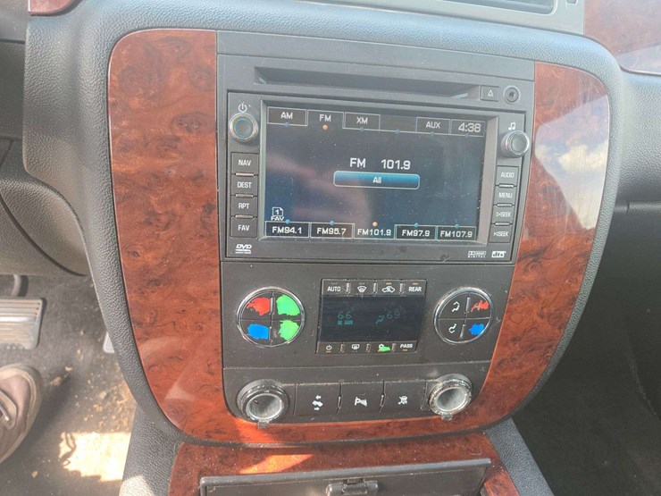 2009-chevrolet-suburban-1500-image-15