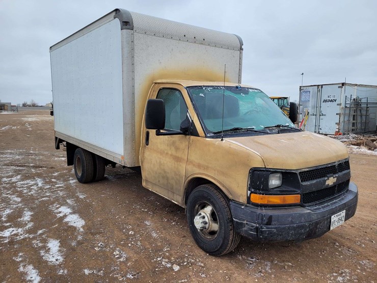 2011-chevrolet-express-3500-image-2