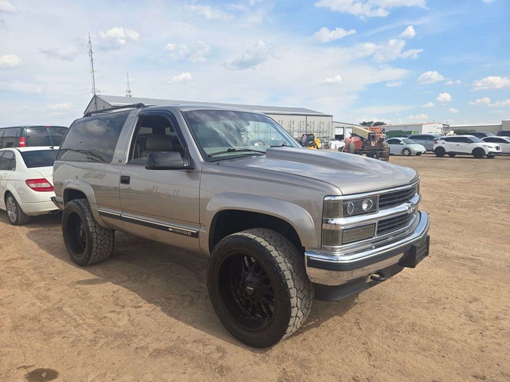 1999-chevrolet-tahoe-image-2