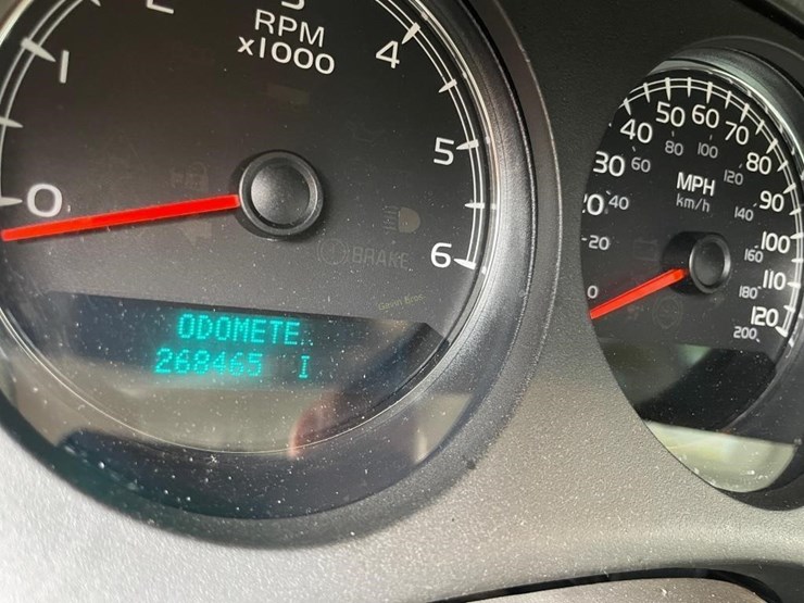 2011-chevrolet-suburban-image-15