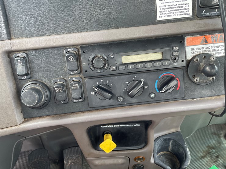 2011-peterbilt-365-image-69