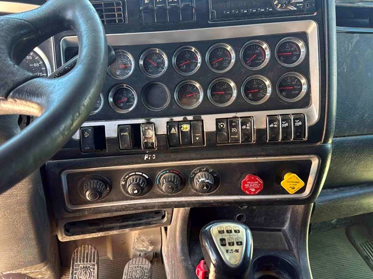 2014-kenworth-t800-image-9