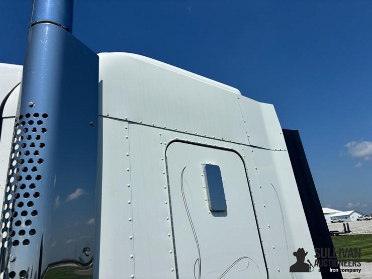2019-kenworth-w900-image-15
