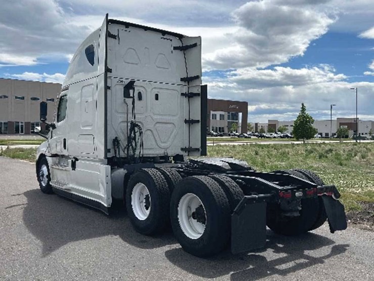 2020-freightliner-cascadia-126-image-2