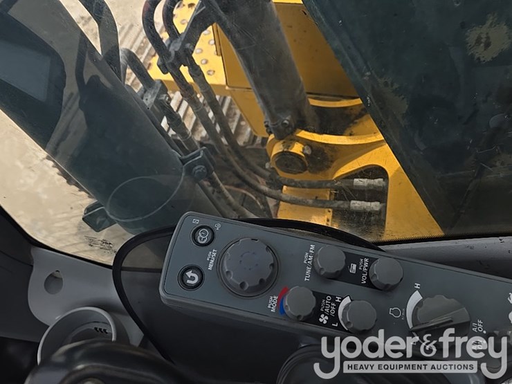 2022-deere-130g-image-80