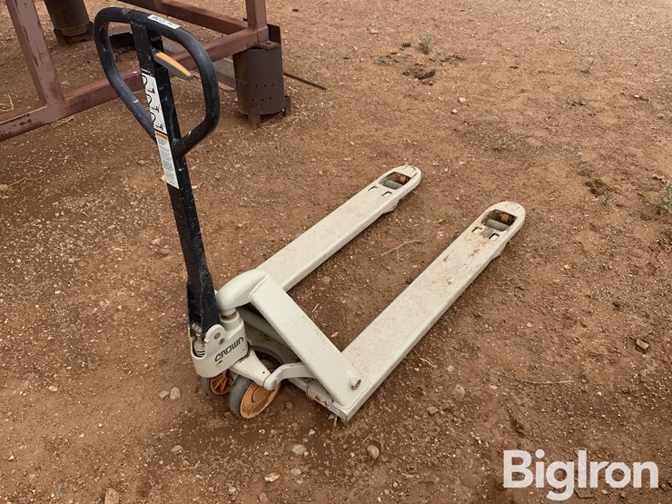 crown-pallet-jack-image-5