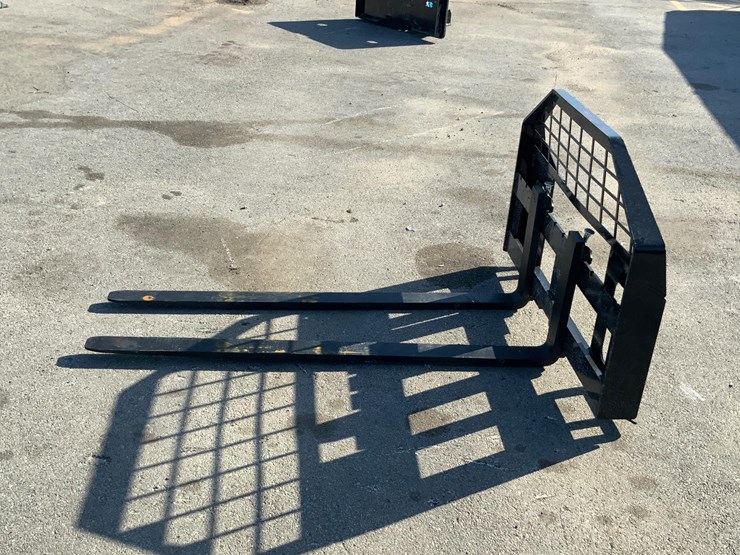skid-steer-pallet-fork-attachment-image-8