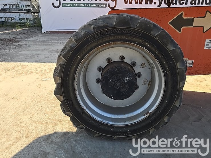 2017-jlg-800s-image-19