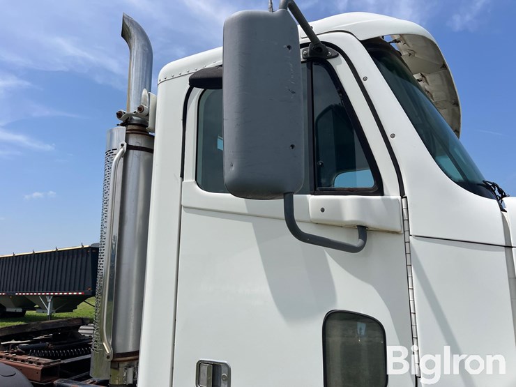 2004-freightliner-t/a-truck-tractor-image-11