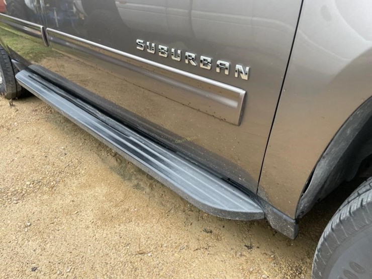 2011-chevrolet-suburban-image-6