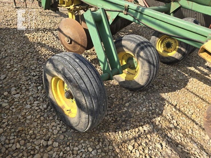 john-deere-220-image-10