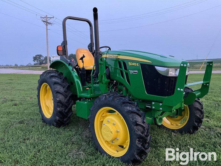 2022-john-deere-5045e-image-3
