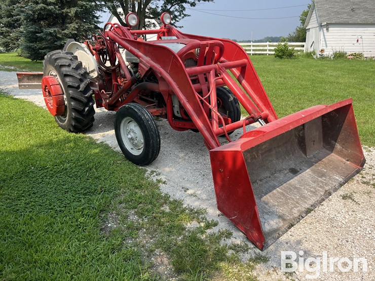 1961-ford-tractor-image-3